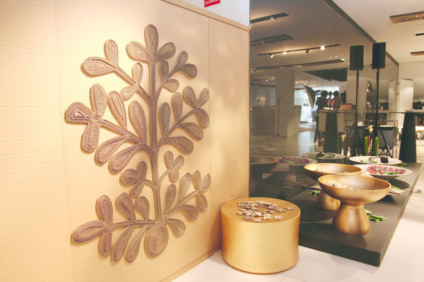 En 2008, Wanda Barcelona a transformé la boutique B&B Italia en un élégant jardin d’intérieur, pour y installer la collection Outdoor de Patricia Urquiola. Prenant pour modèle les patrons de la designer, ils ont ainsi créé des arbres, des tapis, des paravents, mais aussi des mètres carrés de pelouse… en carton.
