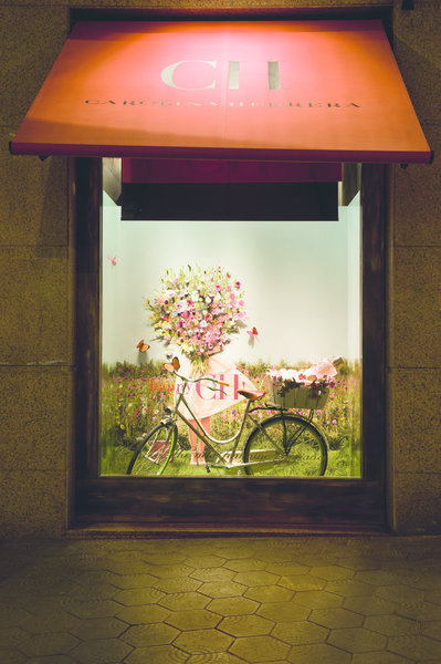 Pour habiller ses vitrines, la styliste Carolina Herrera a fait appel à Wanda Barcelona. Le collectif d’artistes a créé d’imposants bouquets de fleurs en papier parfumé et coloré.