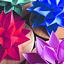 Wanda Barcelona transforme le papier en sculptures et en objets de décoration, comme ses fleurs de lotus colorées, symbolisant la pureté du cœur et de l’esprit. Wanda Barcelona transforme le papier en sculptures et en objets de décoration, comme ses fleurs de lotus colorées, symbolisant la pureté du cœur et de l’esprit.