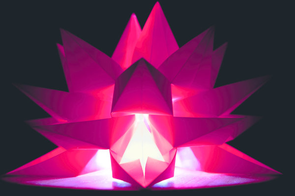 Signes d’intemporalité, ces lotus lumineux allient l’art ancestral de l’origami à la lumière pour créer une lampe sculpture.