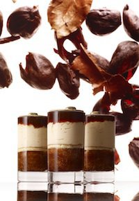 Émotion café: un baba imbibé au café, crème Chantilly au café Iapar Rouge du Brésil et gelée à la pulpe de café Cascara.