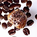 Très original, la fameuse viennoiserie revue et corrigée, fourrée de pâte d’amande au café Lapar Rouge.