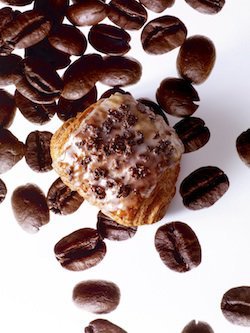 Très original, la fameuse viennoiserie revue et corrigée, fourrée de pâte d’amande au café Lapar Rouge.