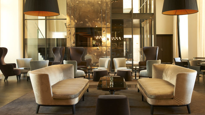 Le bar affirme son style audacieux avec ses suspensions XXL, en opposition avec les fauteuils bas en velours. Le bar affirme son style audacieux avec ses suspensions XXL, en opposition avec les fauteuils bas en velours.