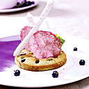 Un financier à la pistache, accompagné d’une délicieuse crème anglaise parfumée au cassis. Un régal !