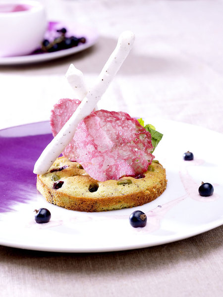 Un financier à la pistache, accompagné d’une délicieuse crème anglaise parfumée au cassis. Un régal !