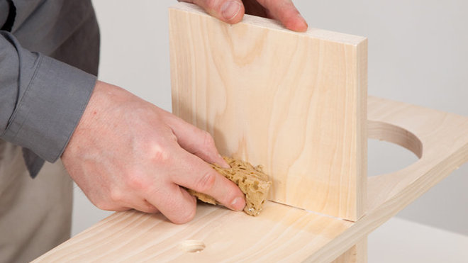 Etape 14 : Retirez les surplus de colle à l’aide d’une éponge humide.