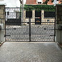 Après  motorisation, le portail s'ouvre et se ferme d'un simple coup de clic.