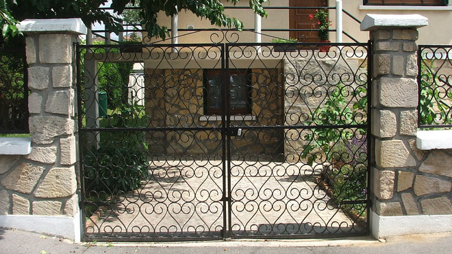 Pour ouvrir le portail il fallait avant descendre de voiture et affronter la météo pas toujours clémente.