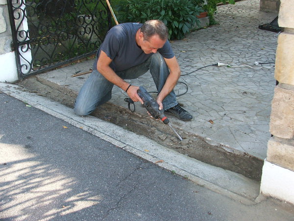 Etape 2 : Retirer  l’ancien sol, en béton abîmé, à l’aide d’un burineur.