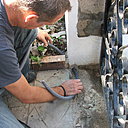 Etape 4 : Passer la gaine de protection électrique dans le pilier.