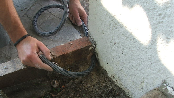 Etape 6 : Passer la gaine de protection électrique dans l’autre pilier.