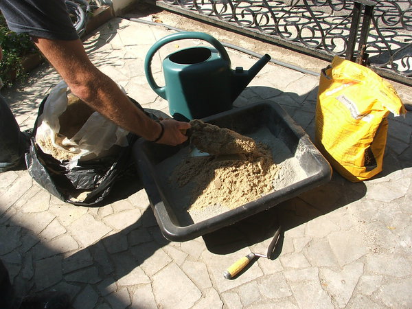 Etape 10 : Ajouter le sable en quantité égale à celui du ciment.