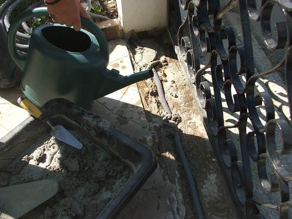 Etape 12 : Humidifier le sol pour une meilleure adhérence du ciment.