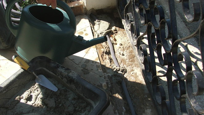 Etape 12 : Humidifier le sol pour une meilleure adhérence du ciment.