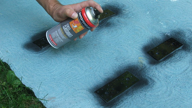 Etape 17 : Le portail n’ayant pas de renfort, nous préparons des contre-plaques pour le maintien du bras sur le vantail.