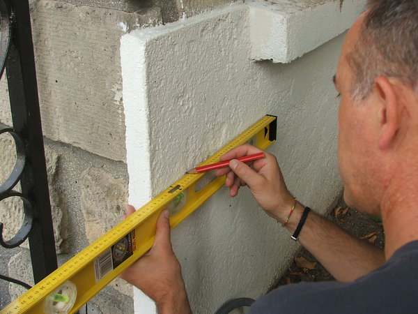 Etape 22 : Tracer l’axe horizontal sur le pilier à l’aide d’un niveau à bulle.