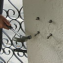 Etape 26 : Choisir une visserie adaptée au matériau du pilier. Dans le cas présent, nous utilisons des goujons. Laisser un écrou et une rondelle sur les goujons du bas sans les visser complètement, pour faciliter la pose du moteur.