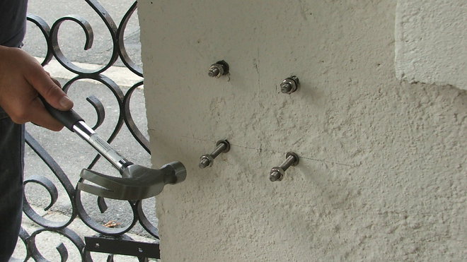 Etape 26 : Choisir une visserie adaptée au matériau du pilier. Dans le cas présent, nous utilisons des goujons. Laisser un écrou et une rondelle sur les goujons du bas sans les visser complètement, pour faciliter la pose du moteur.