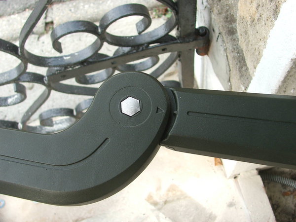 Etape 28 : Portail fermé, déplier entièrement le bras (les deux flèches doivent être alignées).