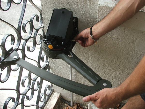 Etape 30 : Régler les butées d’ouverture internes de chaque moteur (éviter les butées d’ouverture au sol).