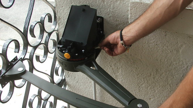 Etape 30 : Régler les butées d’ouverture internes de chaque moteur (éviter les butées d’ouverture au sol).