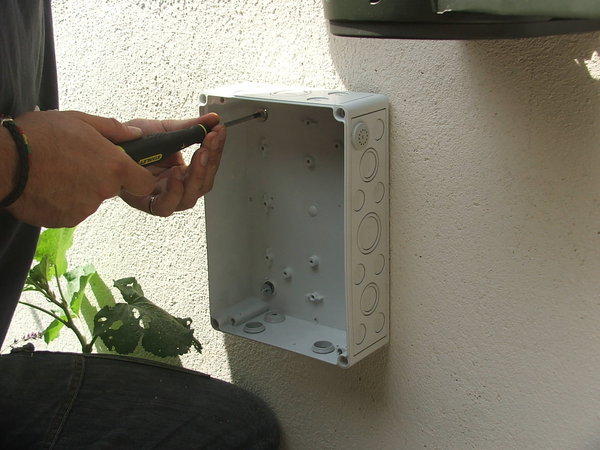 Etape 32 : Fixer le boîtier des batteries à l’endroit souhaité.