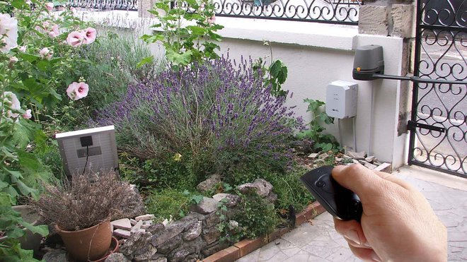 Etape 37 : Avec une télécommande, réaliser 2 cycles (ouverture/fermeture) pour la mise en place des réglages automatiques. Le portail est prêt à fonctionner.