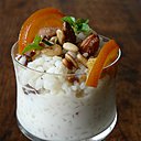 Rien de tel qu'un riz au lait de qualité, fait maison. En le surmontant d'écorces d'oranges confites, d'amandes et pignons caramélisés, il devient même chic.
