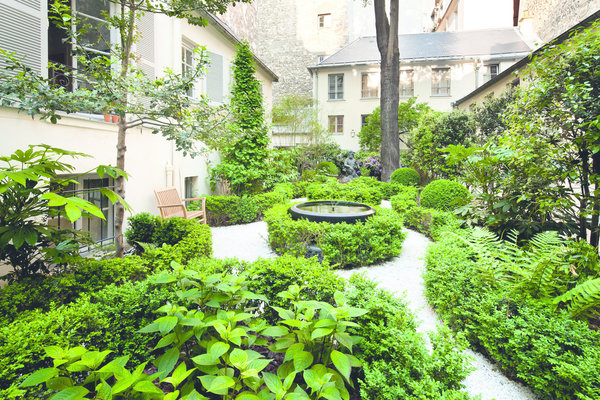 Au 51 rue de Seine se cache un havre de paix, un jardin secret réhabilité par Philippe Thébaud, « bâtisseur de cadre de vie », passionné par les paysages et les lumières.