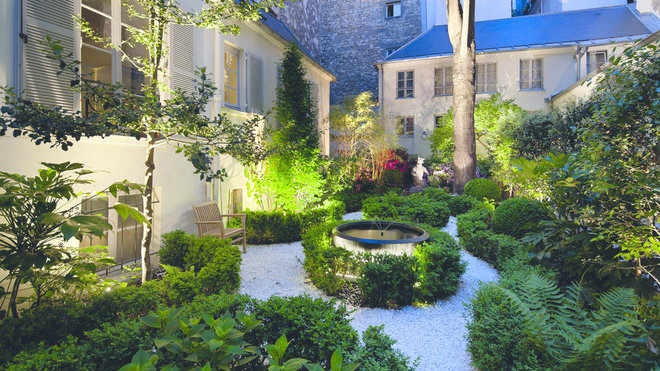 Au fil de la journée, le jardin se transforme. Le soir, la mise en scène lumineuse révèle un tout autre endroit, empreint de poésie et de douceur, presque irréel.