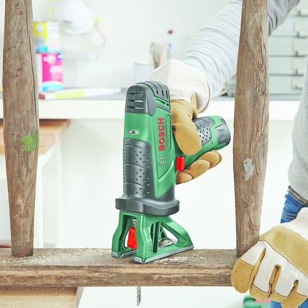 Etape 1 : Tracez et découpez l'échelle entre deux barreaux pour réaliser l'angle.