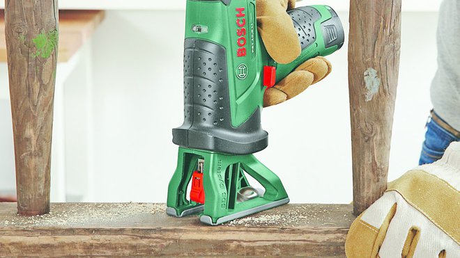 Etape 1 : Tracez et découpez l'échelle entre deux barreaux pour réaliser l'angle.