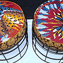 Les 2 poufs vintage sont parfaits sur ces assises métalliques, mélangeant judicieusement  tapisserie et motifs des années 50.