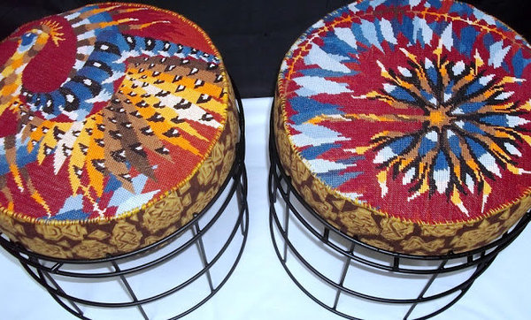 Les 2 poufs vintage sont parfaits sur ces assises métalliques, mélangeant judicieusement  tapisserie et motifs des années 50.