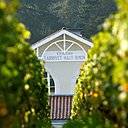 Le chai du Château Larrivet Haut-Brion, vu des vignes.