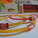 Réalisés avec Ekolori, les bracelets sont modelés à la taille de vos poignets.
