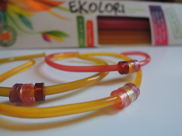 Réalisés avec Ekolori, les bracelets sont modelés à la taille de vos poignets.