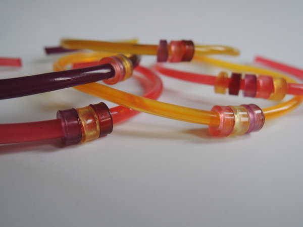 Jolis coloris de tiges et de perles à enfiler sur ces bracelets bio.