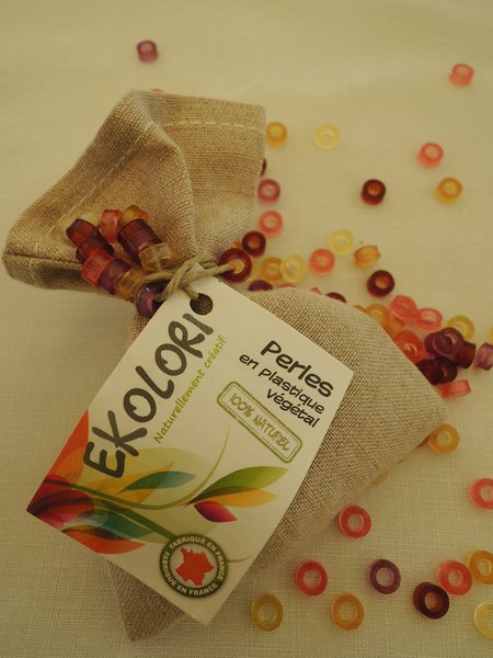 Les perles multicolores en sachet de 50 valorisent et accompagnent vos créations.