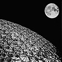 Le dôme géodésique, a été mis au point à la suite de recherches et de découvertes sur les forces de compression et de tension.