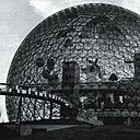 Rentable, léger et facile à assembler, le dôme géodésique est un endroit spacieux qui ne nécessite pas de colonnes de maintien, et résiste à des conditions extrêmes.