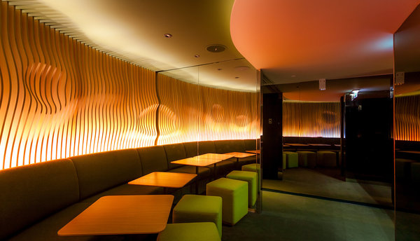 Le Bar’O a pour ambition d’être le lieu branché du quartier des Halles, enveloppé dans un espace original de bois et de feutre coloré.