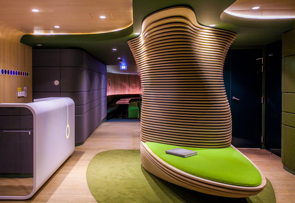 Dans la réception de l’hôtel, le totem imposant se déploie sur toute la hauteur, à la fois élément de mobilier et sculpture cinétique.