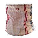 Stéphanie Cluzel redonne vie aux tissus anciens qu’elle chine en les transformant en sacs ou abat-jour. Stéphanie Cluzel redonne vie aux tissus anciens qu’elle chine en les transformant en sacs ou abat-jour.