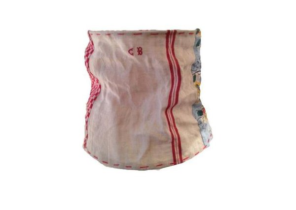 Stéphanie Cluzel redonne vie aux tissus anciens qu’elle chine en les transformant en sacs ou abat-jour.