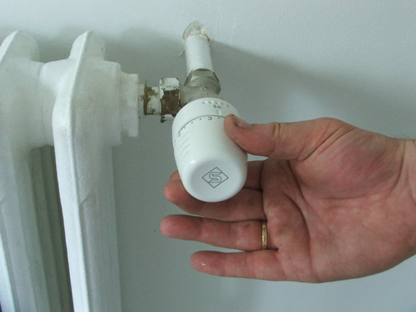 Etape 4 : Vérifiez la température selon les différentes graduations du robinet thermostatique, puis réglez avec pression le niveau de chauffage souhaité dans chacune de vos pièces.