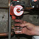 Etape 2 : Afin d’optimiser la purge de l’ensemble du système, le circulateur peut également contenir une poche d’air ; pour cela il suffit d’agir sur la vis centrale du circulateur. Dévissez la vis jusqu’à apercevoir un léger filet d’eau couler.