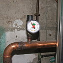 Etape 3 : Ouvrir l’arrivée d’eau afin de faire remonter la pression d’eau dans l’installation. Le manomètre permettra de visualiser de la bonne pression atteinte (en général mettre une pression comprise entre 1,5 bars à 2 bars, en se référant à la notice de votre chaudière).