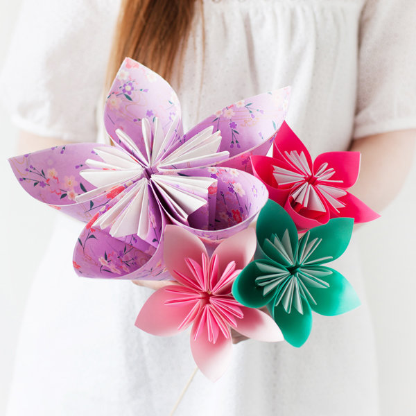 Retrouvez le bouquet de fleurs en papier dans le livre  page 43 et en atelier du samedi.